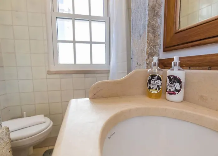 Quiet Charming Flat In Historic Alfama Near Baixa شقة