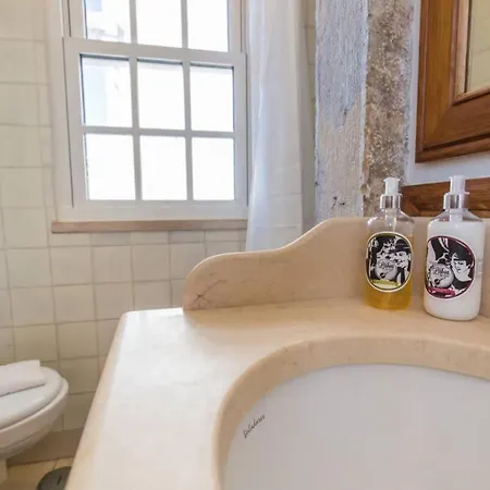 Quiet Charming Flat In Historic Alfama Near Baixa דירה